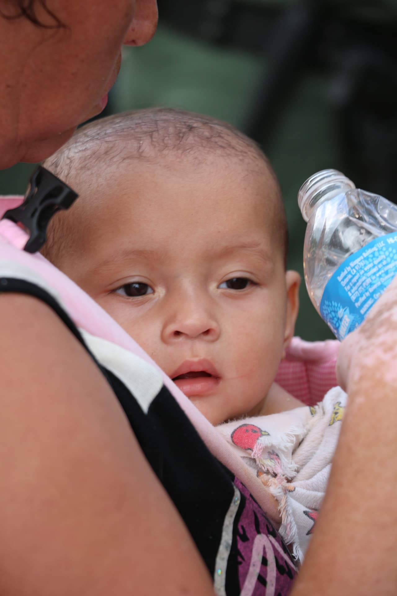 Entre ellos se encontraba la señora Jenny. Llevaba en brazos a su bebé de siete meses, quien en el camino se enfermó con el virus de Chikungunya.