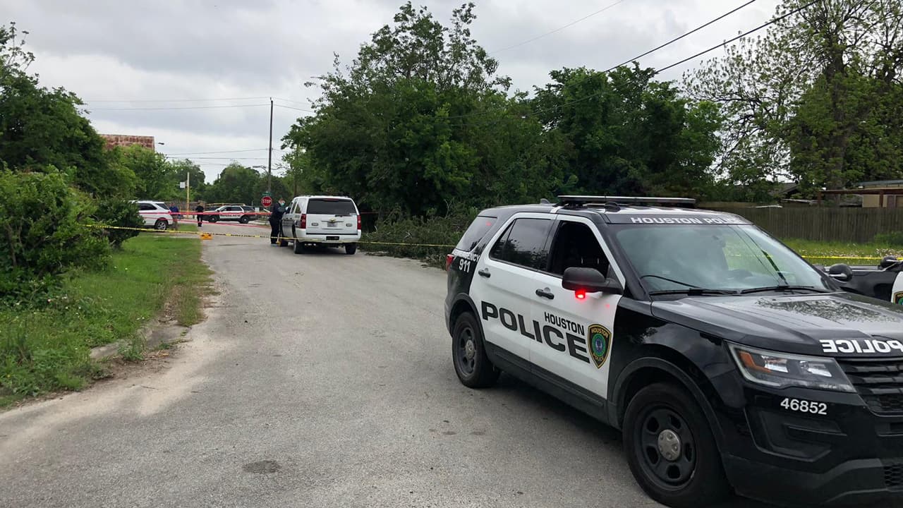El cuerpo fue hallado alrededor de las 10:15 am en la intersección de las calles Lockwood Drive y Hershe Street, al noreste de Houston.