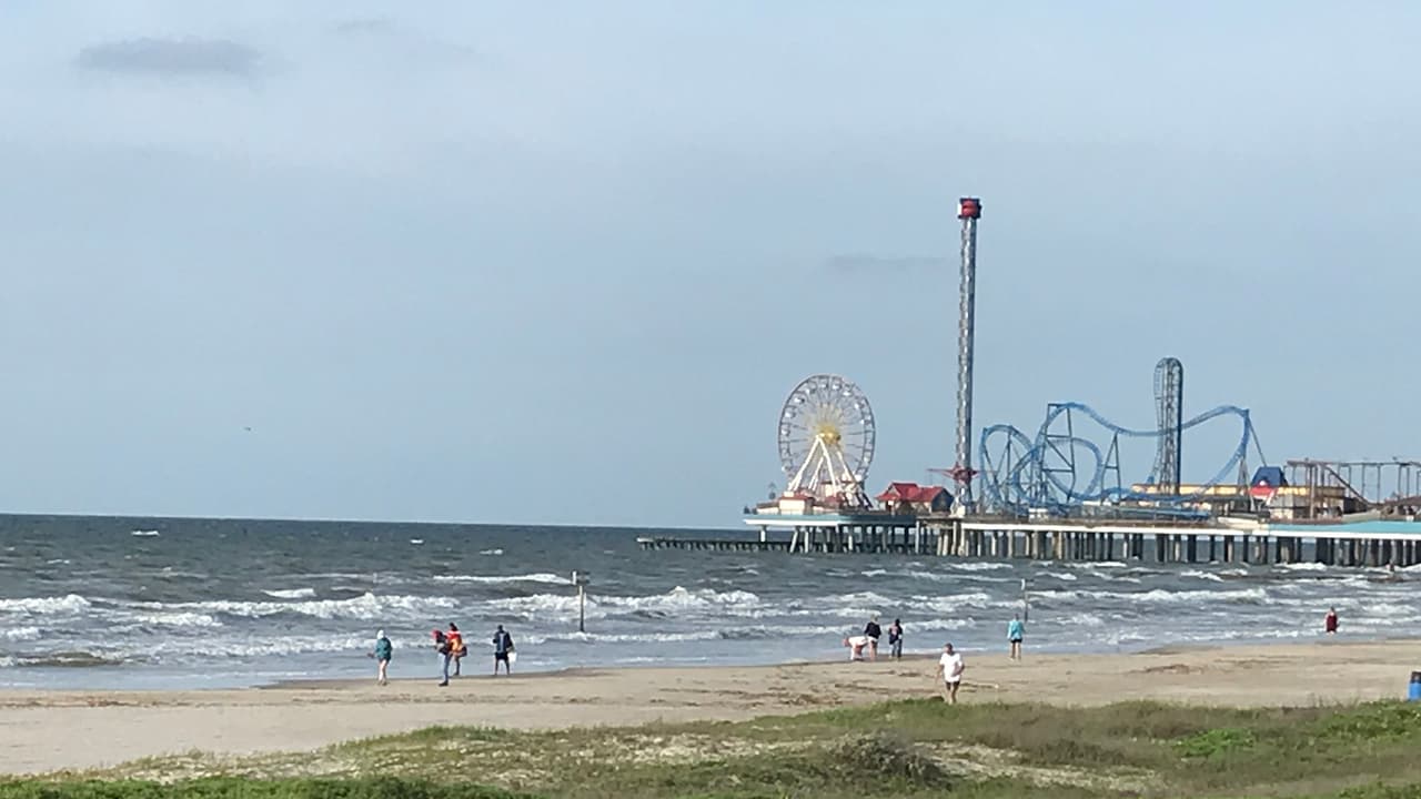 <a href="https://www.univision.com/local/houston-kxln/ordenan-cerrar-las-playas-de-galveston-como-precaucion-al-coronavirus">Las playas habían sido cerradas</a> a finales de marzo para evitar una propagación del coronavirus.