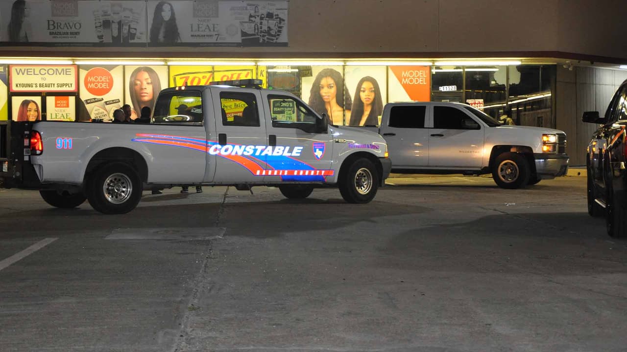 Agentes de la Unidad de Investigación Criminal del Condado Harris y la División de Lavado de Dinero de la Oficina del Fiscal de Distrito catearon tres domicilios en las cuadras 1140 de Veterans Memorial Drive, 11500 de Jones Road y en una casa en la cuadra 11800 de Cathy Drive, en el condado Harris.