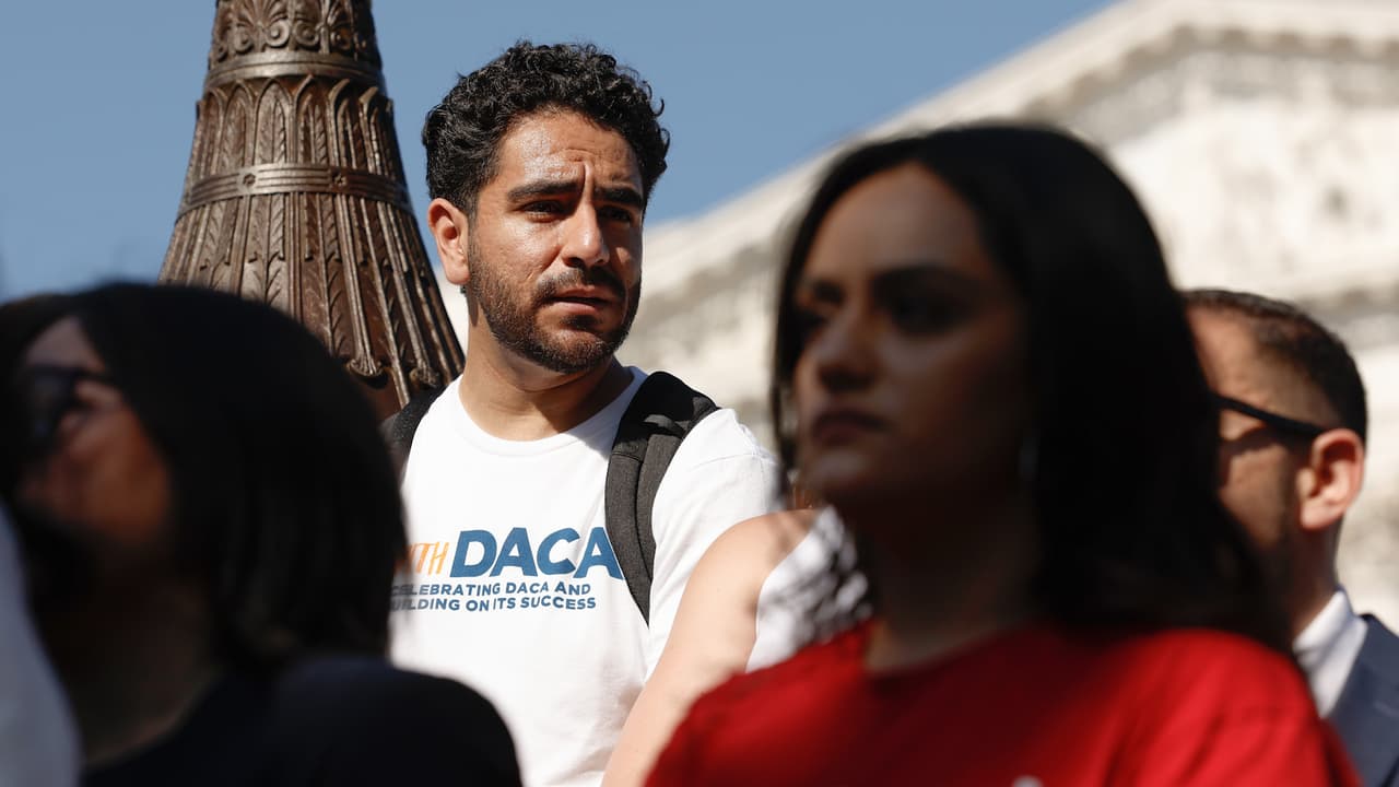 También, estar físicamente presente en Estados Unidos el 15 de junio de 2012, y al momento de presentar la petición de DACA ante el USCIS.
<br>