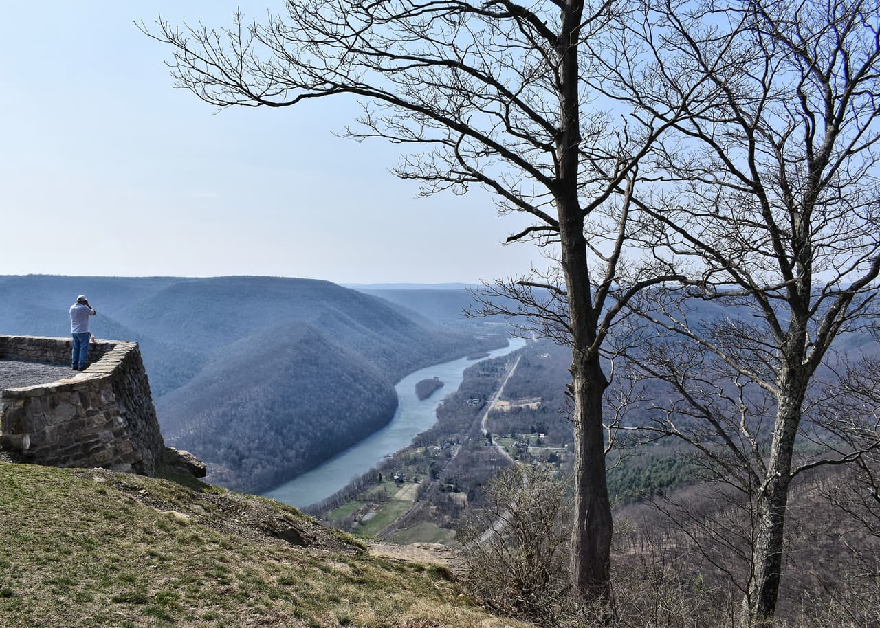 El punto focal del Parque Estatal Hyner View es el muro del mirador, construido durante la década de 1930 por el Cuerpo Civil de Conservación (CCC).