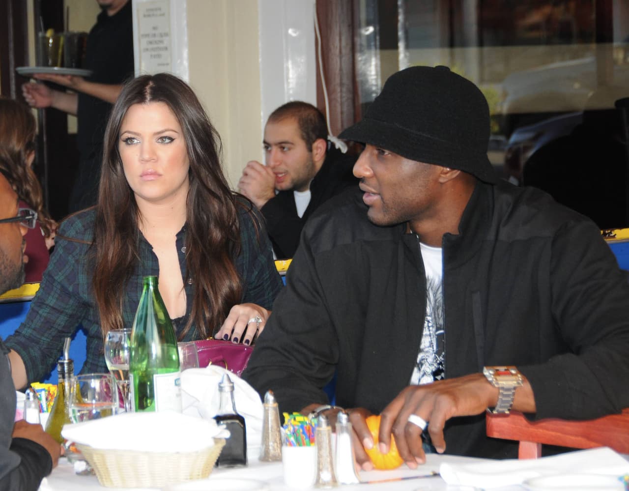 Tras pasar varios días al borde de la muerte, Lamar Odom ha despertado y ya logra comunicarse.