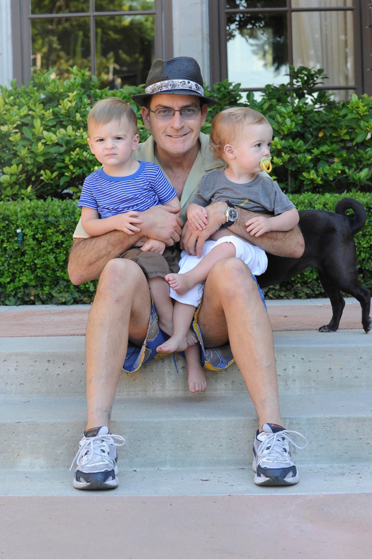 Casi un año después de su boda, Charlie y Brooke se convirtieron en padres por partida doble con el nacimiento de sus gemelos Bob y Max, nacido en marzo de 2009.