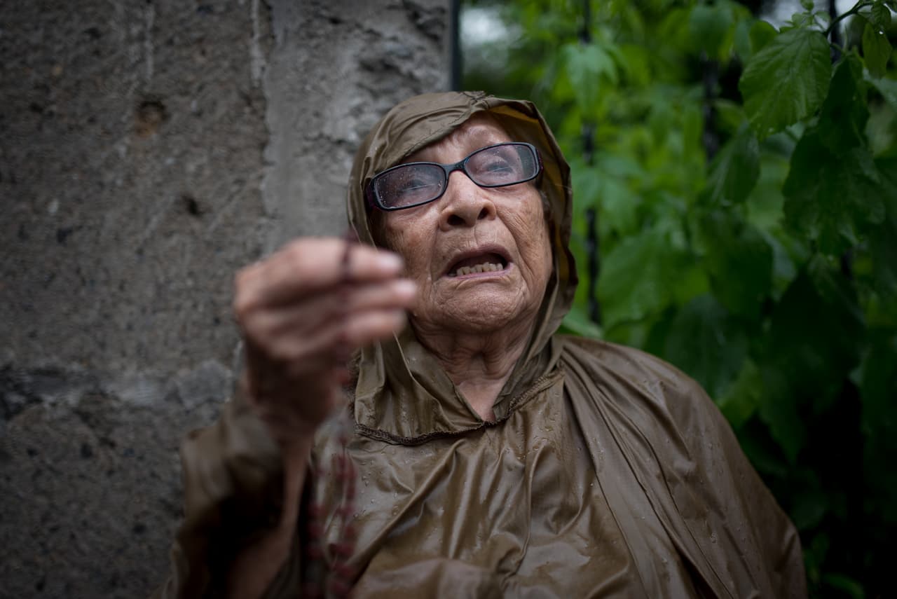 <b>Buscando a su hijo desaparecido bajo la lluvia. </b>Francis Fernández tiene 87 años y pasó más de cinco horas bajo la lluvia esperando que en la Dirección de Auxilio Judicial le brindaran información sobre su hijo-nieto Cristhian Mendoza Fernández. Lo ha buscado desde el sábado 26 de abril, cuando grupos paramilitares lo secuestraron en el 
<a href="https://www.univision.com/noticias/america-latina/desaparecidos-torturados-y-asesinados-grupos-paramilitares-siembran-el-caos-en-nicaragua">barrio El Riguero</a>, de Managua, junto a otros jóvenes que participaban en las protestas pacíficas. 
<br>