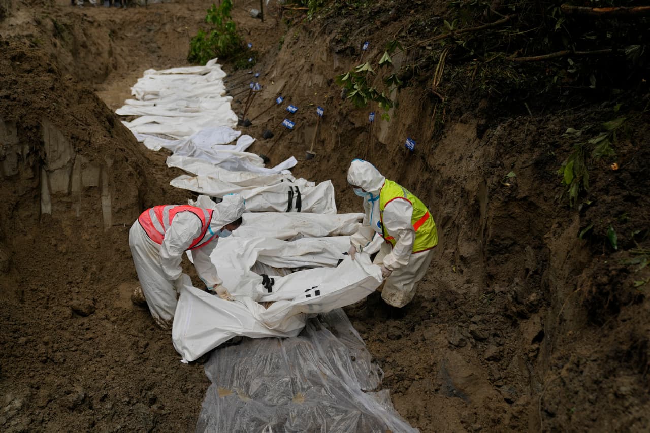 Según las autoridades locales, unos 900 trabajadores están desaparecidos en 12 proyectos, y se estima que unos 500 están atrapados en los túneles.