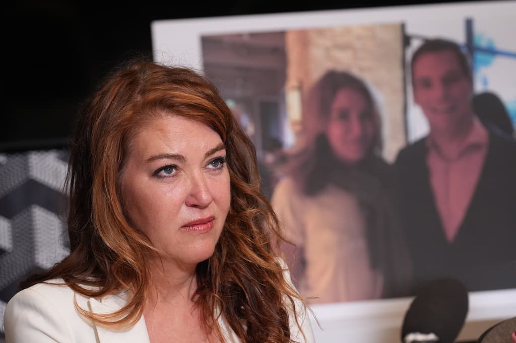 "Me violó": ex modelo Lonna Drewes denuncia en público al congresista Eric Swalwell