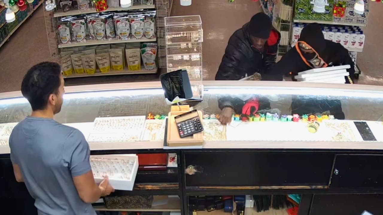 Este incidente pone en evidencia las vulnerabilidades en la seguridad de los establecimientos comerciales, especialmente aquellos con gran afluencia de público. "En estos tiempos, no podemos confiar en nadie", comentó Cuenca, quien 
<b>señaló la falta de personal de seguridad en el supermercado en el momento del robo.</b>