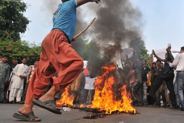 Pakistán amaneció conmocionado por la peor matanza cometida por los talibanes contra la comunidad cristiana, que costó la vida a más de ochenta personas y pone en jaque la estrategia de diálogo del Gobierno con los radicales. El último recuento ha elevado a 82 el número de fallecidos, que aún puede subir dado el estado crítico de varios de los más de 140 heridos ingresados en hospitales de la localidad noroccidental de Pesháwar, en una de cuyas iglesias se produjo la masacre. "No teníamos palabras ante el horror que teníamos delante", explicó hoy a Efe el director de la Liga Interconfesional de Pakistán (APIL), el cristiano Sayid Ishaq, quien visitó ayer junto a diversas autoridades regionales a las víctimas hospitalizadas. "No es solo un atentado contra nuestra minoría, sino también contra la humanidad de este país", dijo Ishaq, quien calificó la situación tras el ataque "como la peor sufrida hasta ahora por los cristianos paquistaníes".