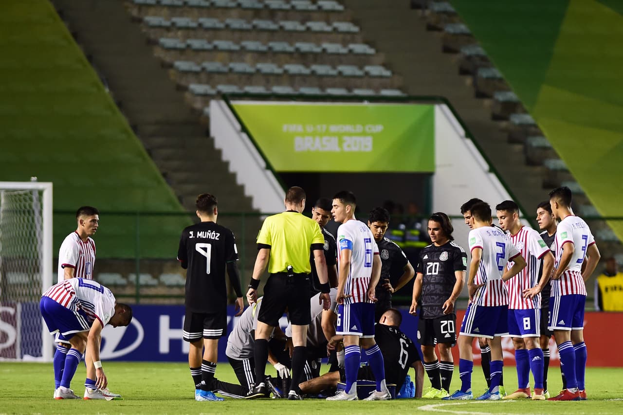 Durísimo choque entre Pizzuto y Torres; el mexicano se va expulsado y al paraguayo lo pintan de amarillo.