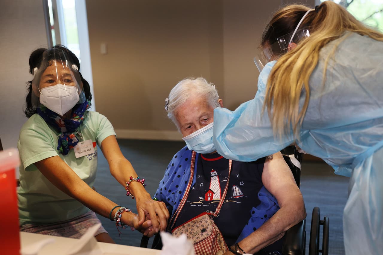 La vacunación en estos centros inició en los condados Broward y Pinellas, pues, de acuerdo con el gobernador, son los que tienen mayor concentración de centros de ancianos en el estado.
<br>