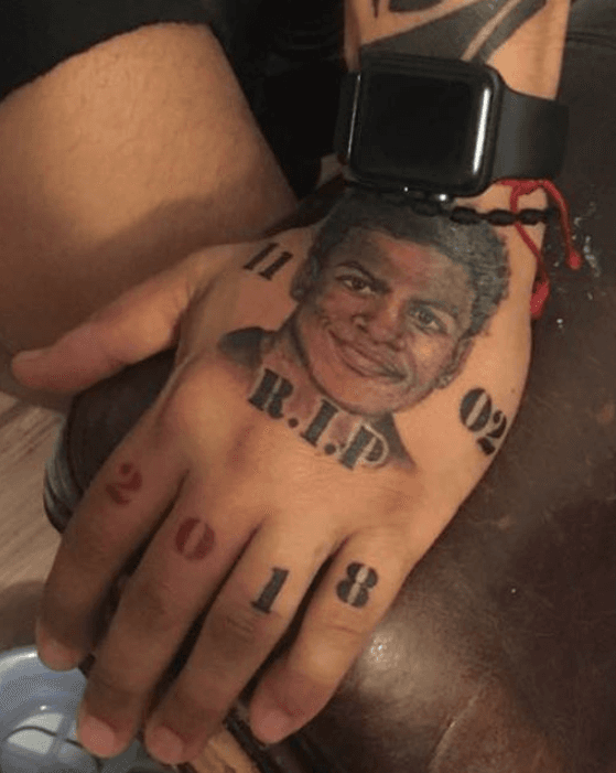Como un homenaje a su hijo, Lisandro Guzmán, publicó en su página de 
<a href="https://www.facebook.com/lisandro.guzman.77">Facebook</a>, el tatuaje que se ha realizado con el rostro del adolescente en el que se puede leer RIP. En la imagen se puede leer: "Esta foto fue el tattoo más reciente en memoria de mi hijo 'Junior'. Siempre te llevaré en mi mente y mi cuerpo. Mi amor, te amo. Tú eres todo lo que siempre tuve y tendré (...) mi flaco. Te amo. Descansa en paz, mi rey, mi guerrero. Nunca te olvidaré, papi😭😭😭😔😔😔".