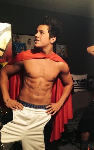 El ídolo pop también posa muy coqueto en estas selfies en donde nos muestra su cuerpazo de súper héroe.