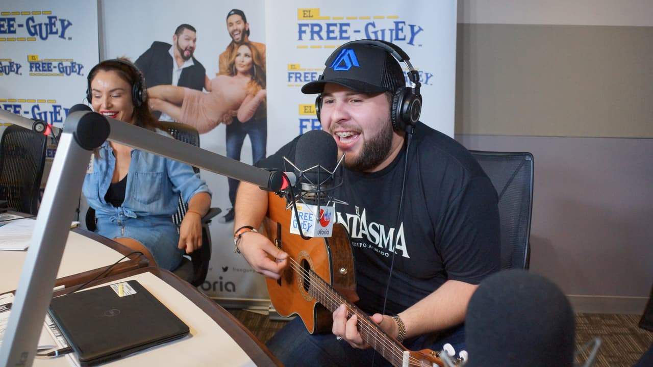 Sin pelos ni tapujos, El Fantasma se metió al Free-guey show y hasta acabó con la piñata de La Bronca.