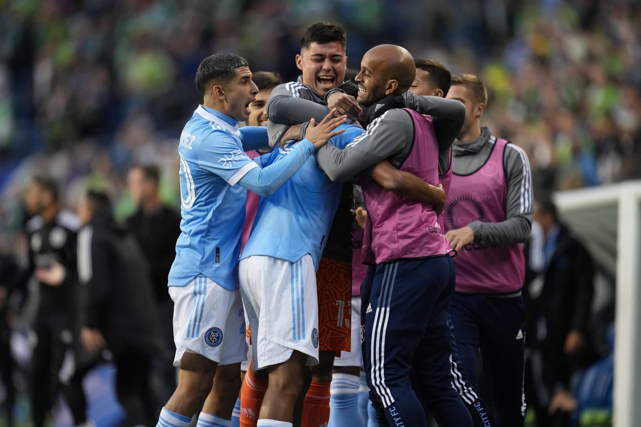 Cuando los locales jugaban mejor, una desatención en el área permitió que el NYC FC aprovechara para que Thiago Andrade metiera un recentro de Valentín Castellanos ante la nula marca de los centrales.