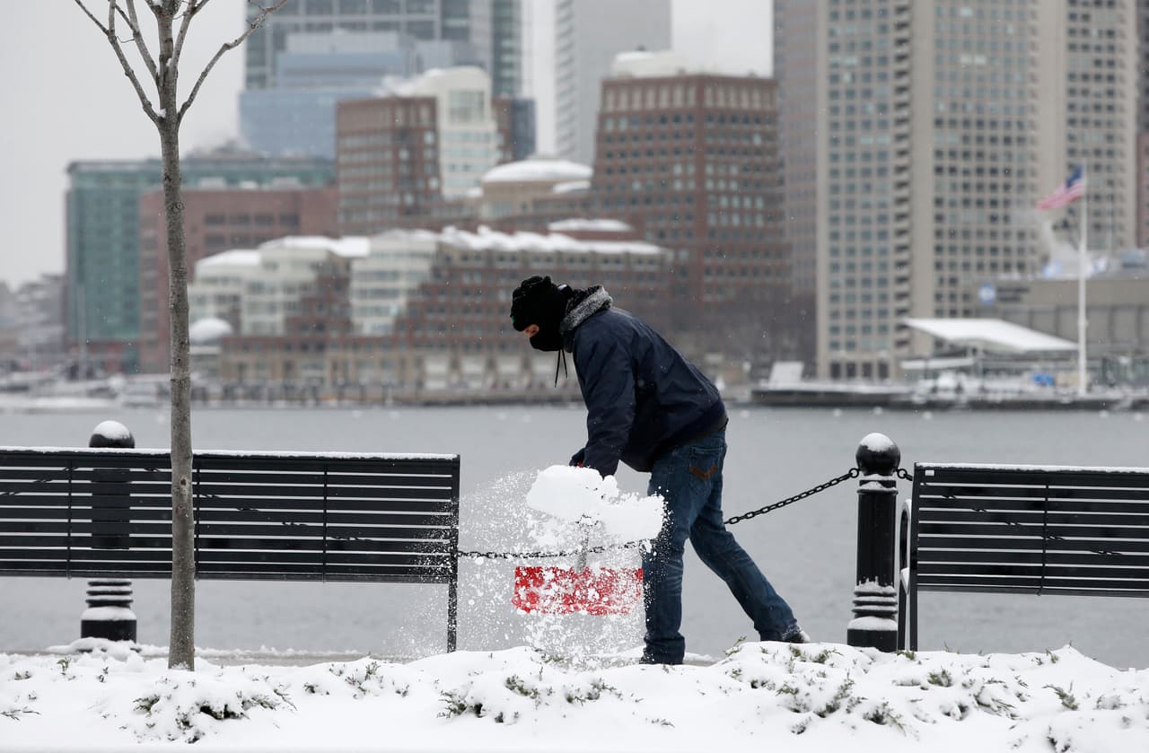 Daniel Cardona despeja la nieve de una acera en el barrio de East Boston de Boston.