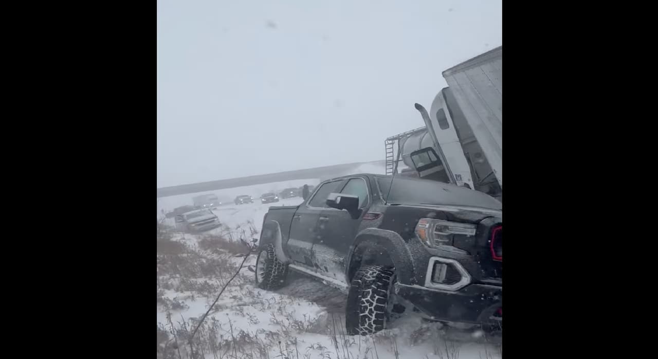 Choque masivo con 100 autos involucrados en interestatal 39 en la salida de El Paso, reporta policía de Illinois