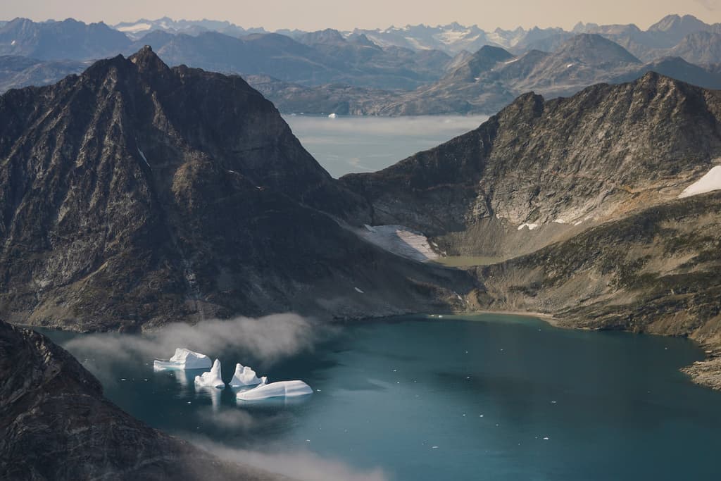 Imagen aérea del este de Groenlandia, en la que se aprecian algunos icebergs.