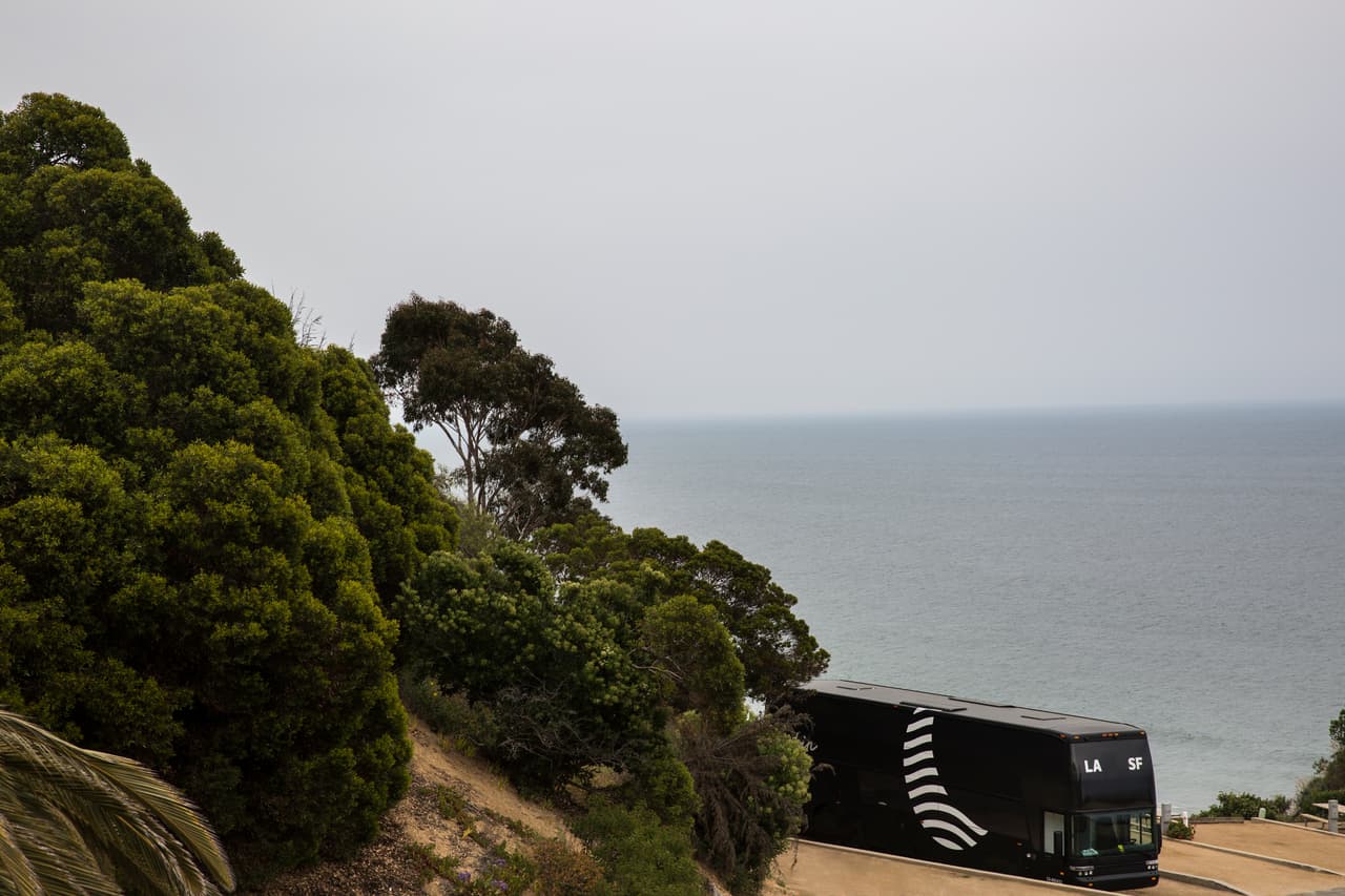 Olvídese de las posturas incómodas para dormir en los aviones, ahora existe una opción para aquellos que prefieren llegar a su destino mientras duermen. La compañía Cabin, con sede en California, ofrece a sus clientes la experiencia de un hotel, pero sobre ruedas.
<br>