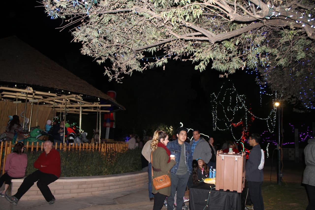 Decenas de personas visitan cada noche el zoológico, muchos hacen filas para comprar un chocolate caliente con masmelos.