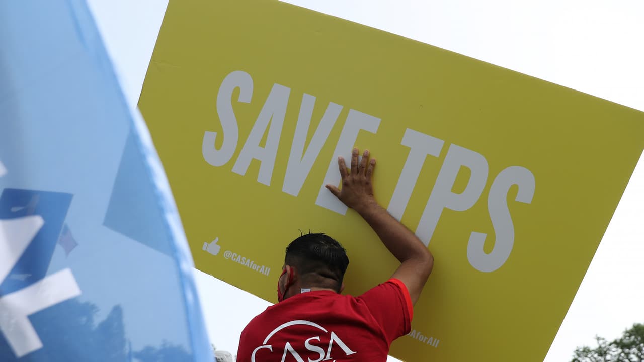 Si estás amparado bajo el TPS, entraste ilegalmente al país y nunca has salido, no podrás solicitar la residencia permanente