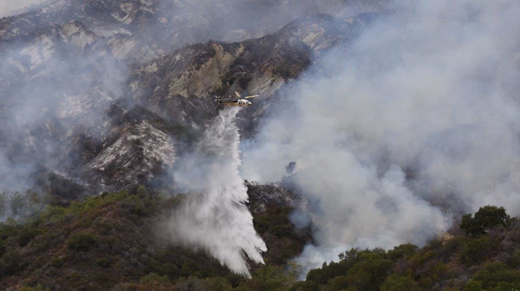 Más de 1,300 acres destruidos, evacuaciones obligatorias, escuelas cerradas y un arresto bajo sospecha de iniciar el incendio Palisades 