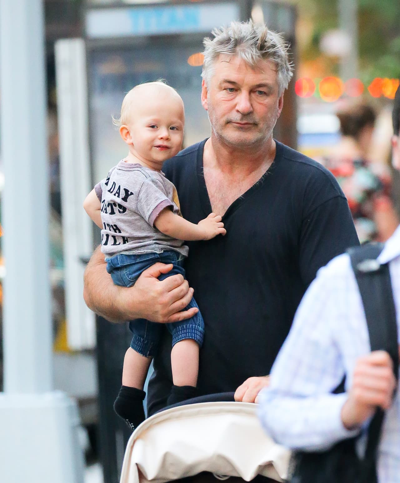 Se nota que Alec no ha dormido bien en varias noches, tal vez por culpa de su recién nacido, Leonardo.