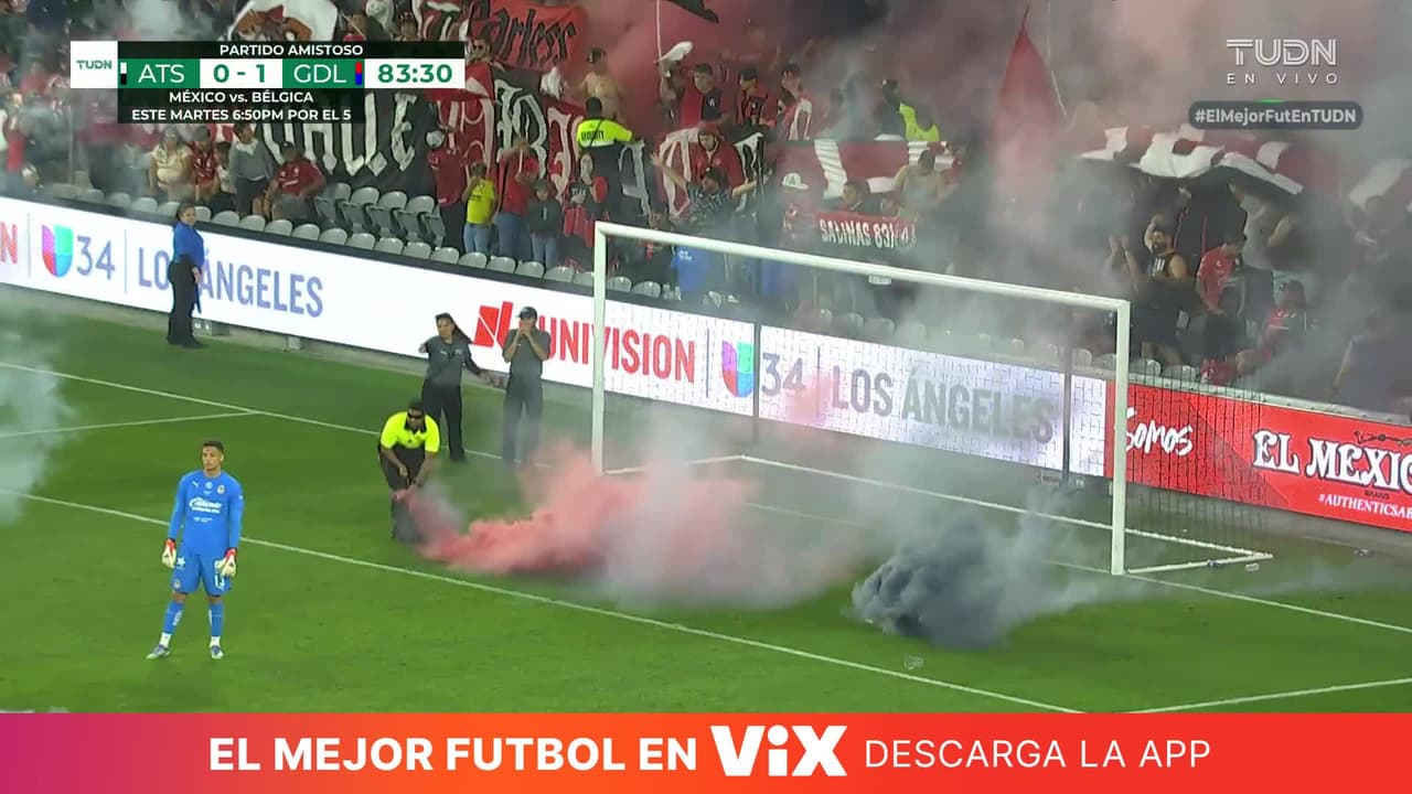 Última hora: Afición avienta bengalas al campo y detiene el Atlas vs. Chivas