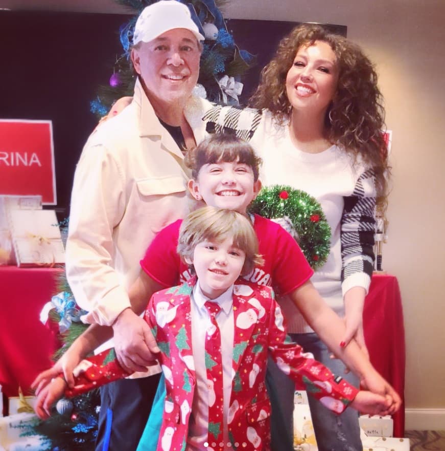 Thalía se dio tiempo de felicitar a sus seguidores a través de su cuenta de Instagram, con una foto familiar en la que aparece acompañada de su esposo Tommy Mottola y los hijos de ambos, Sabrina y Matthew.