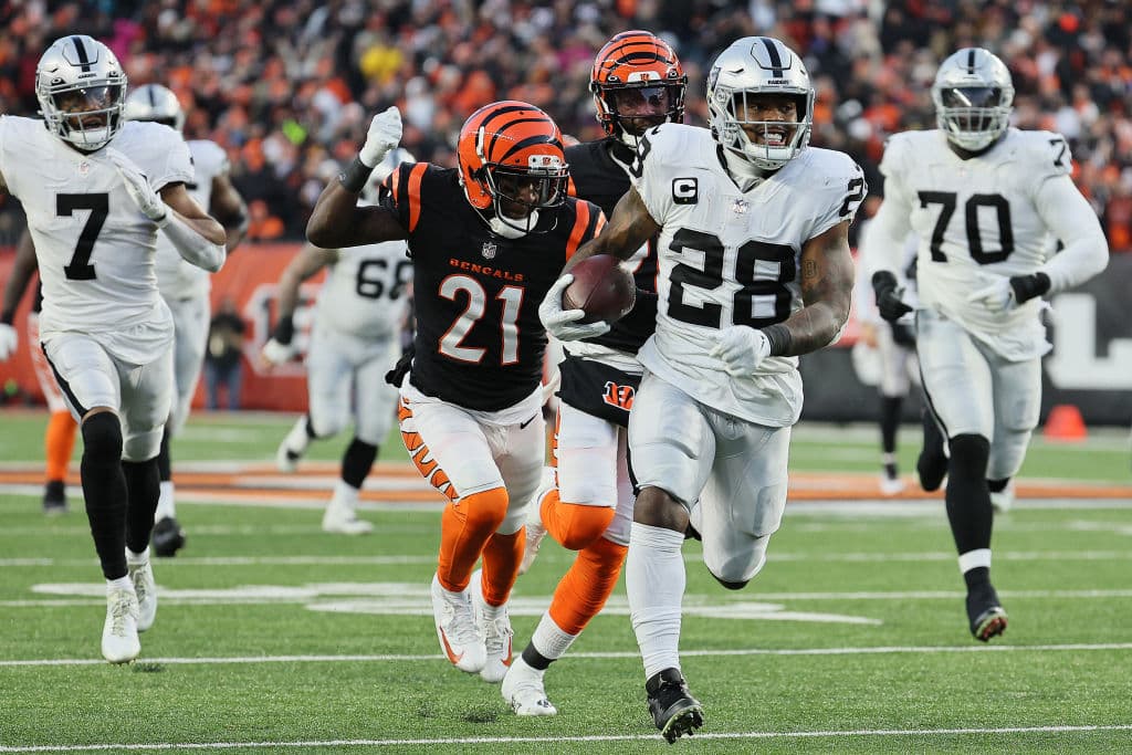 Joe Burrow regresa las emociones a Cincinnati y comanda la victoria 19-26 de los Bengals sobre los Raiders.