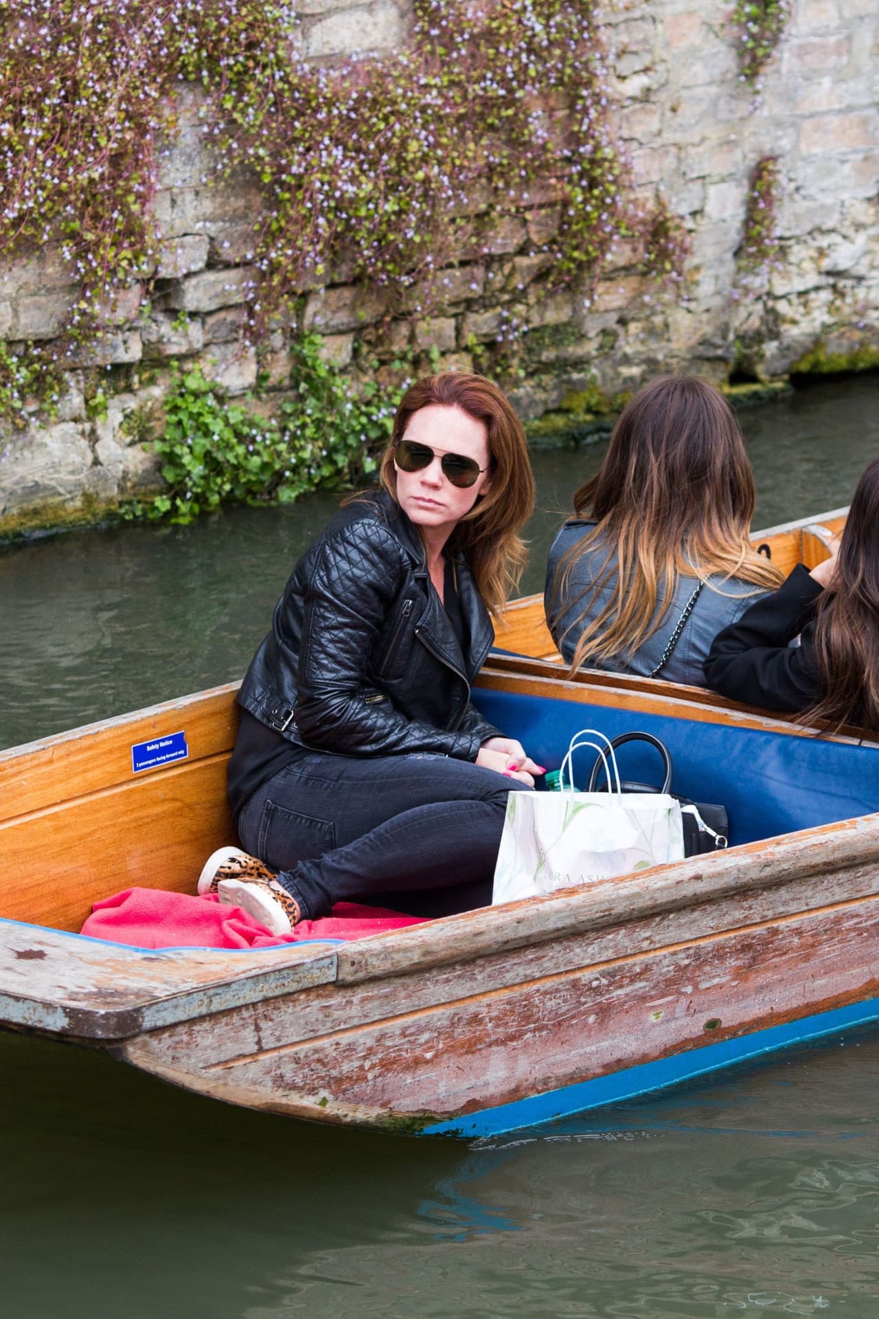 Victoria lució muy casual, con un look muy sobrio y sobre todo cómodo. Sus lentes no podían faltar.