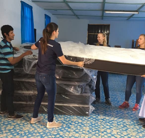 Ahora estos pequeños ya cuentan en sus cuartos con colchones nuevos.