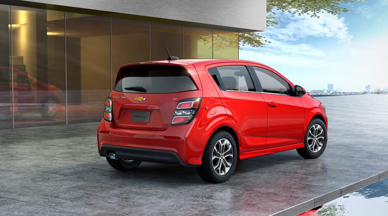 <b><h3 class="cms-H3-H3">Chevrolet Sonic - $17,595</h3></b>
<br>
<br>
<b>Motor:</b> 4 cilindros en línea de 1.4 litros
<br>
<b>Potencia:</b> 138 caballos de fuerza
<br>
<b>Torque:</b> 148 lb-pie 
<br>
<b>Transmisión:</b> Automática de 6 velocidades
<br>
<b>Rendimiento:</b> 26/34/29 mpg en ciudad/carretera/combinado
<br>