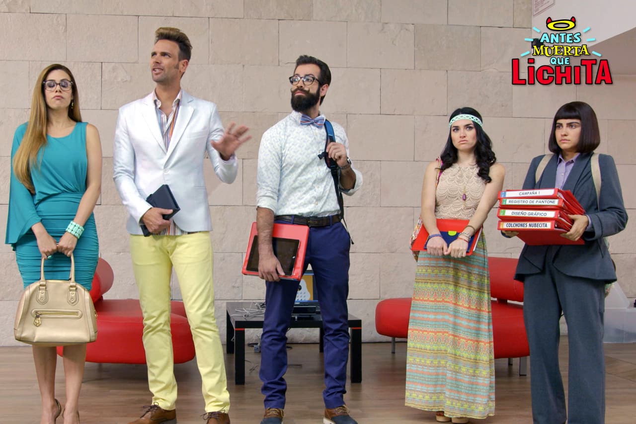 Para asegurar que la propuesta de Colchones Nubecita sea un éxito, los icónikos son enviados a un hotel de mala muerte para que trabajen.