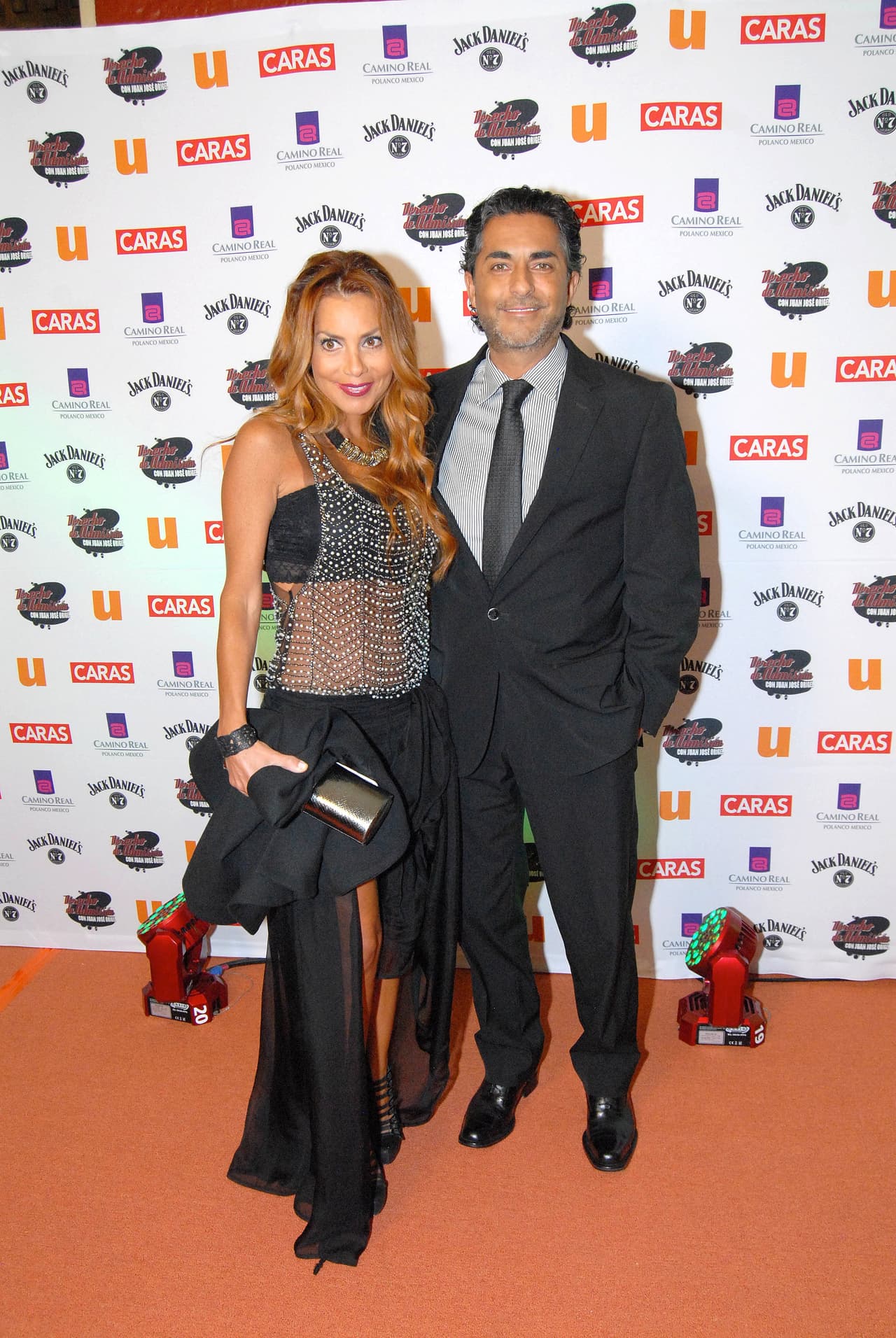 A principios de octubre pasado,
<b><a href="https://www.univision.com/temas/raul-araiza" target="_blank">Raúl Araiza</a></b> informó que después de 24 años de estar casado con Fernanda Rodríguez,
<b> <a href="https://www.univision.com/famosos/raul-araiza-confirma-que-puso-en-pausa-su-matrimonio-de-24-anos-con-fernanda-rodriguez-fotos" target="_blank">se separaba de ella. </a></b>
<br>