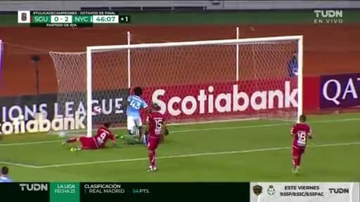 ¿A quién le rezan? Castellanos centra y el poste arruina el gol de Magno