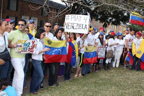A cantos y gritos pidieron paz y libertad en la calle Westheimer, una de las más transitadas de Houston. 