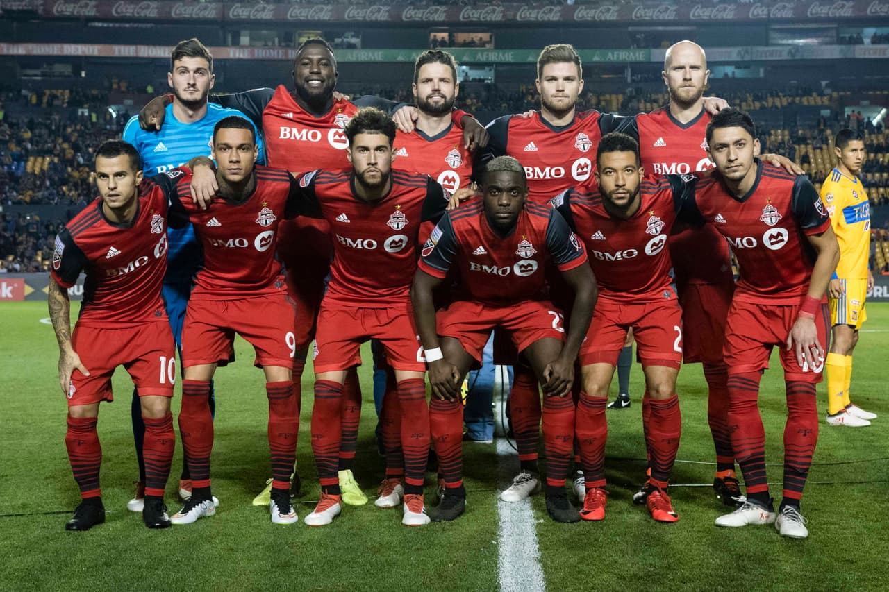 Mientras que el Toronto lo hizo con Bono; Mavinga, Moor, Zavaletta, Morrow, Van Der Wiel; Bradley, Osorio, Delgado; Giovinco y Altidore.