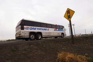 Compañía de autobuses pide a ICE que le avise antes de soltar a indocumentados