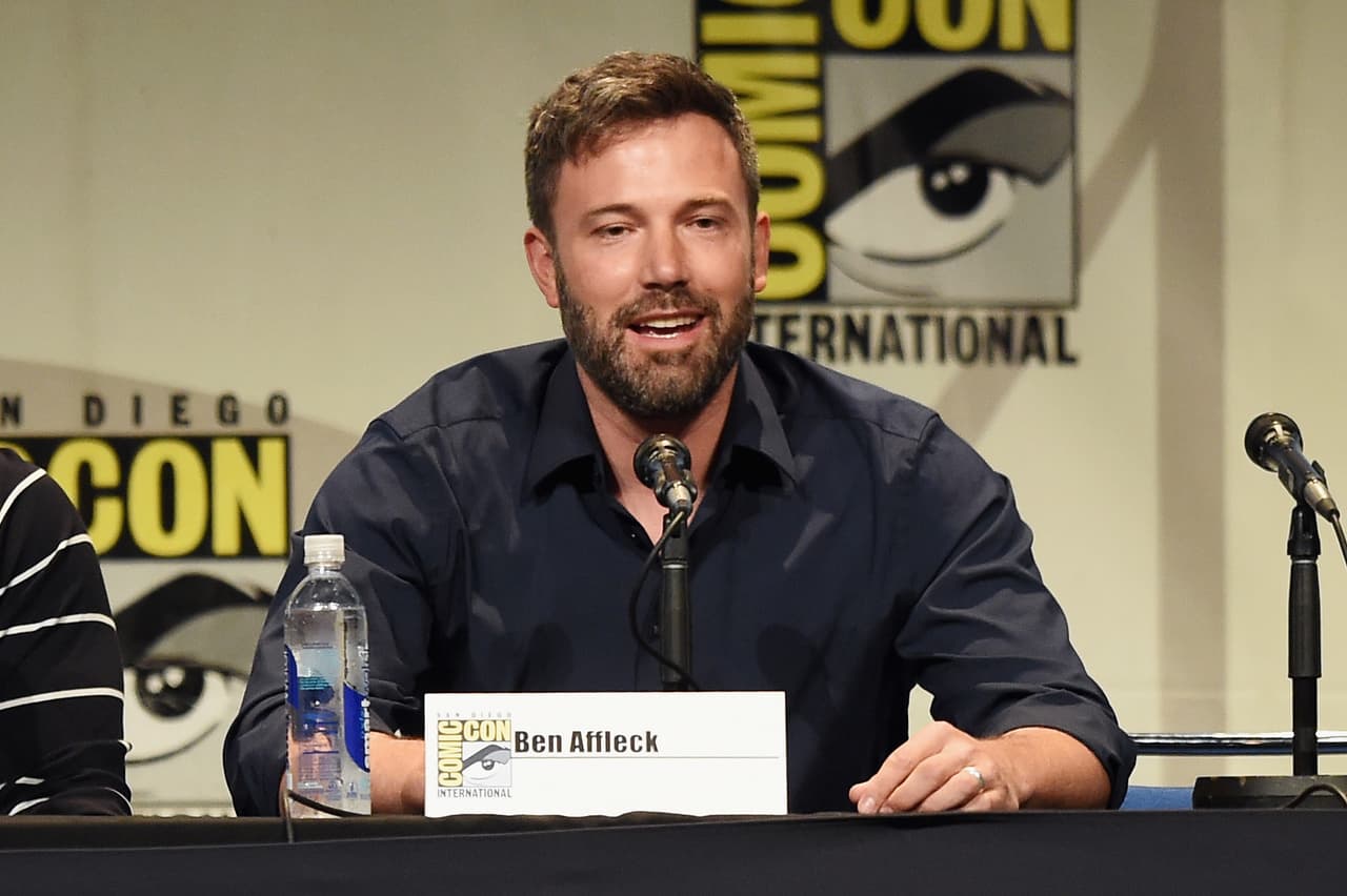 Ben Affleck fue acusado por Hilarie Burton de manosearla durante una entrevista en 2003. El actor de Hollywood escribió por medio de su cuenta de Twitter: “tuve un comportamiento inapropiado hacia Burton y me disculpo sinceramente”.