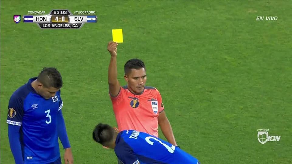 Tarjeta amarilla. El árbitro amonesta a Bryan Tamacas de El Salvador