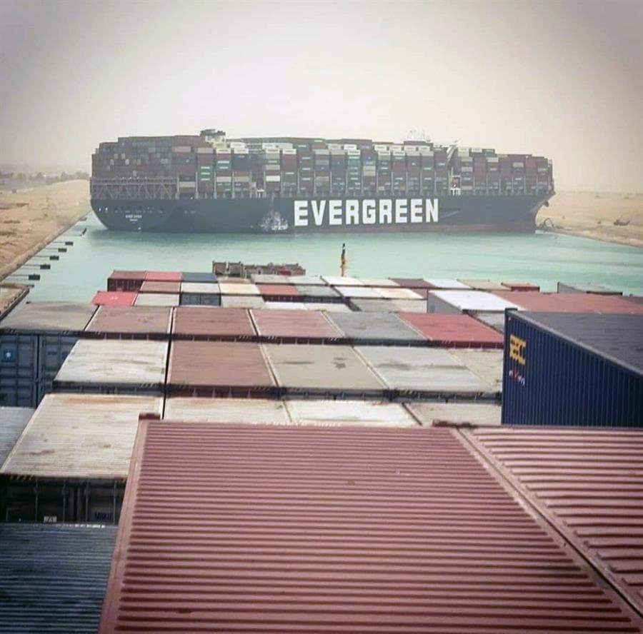 El Canal de Suez se encuentra bloqueado por un barco portacontenedores de bandera panameña que está cargado hasta el tope y
<b>es uno de los más grandes que existen en el mundo</b>. La embarcación encalló el martes por la noche
<b>a causa del mal tiempo y una tormenta de arena</b>, según informaron las autoridades de Egipto, donde se encuentra el paso.