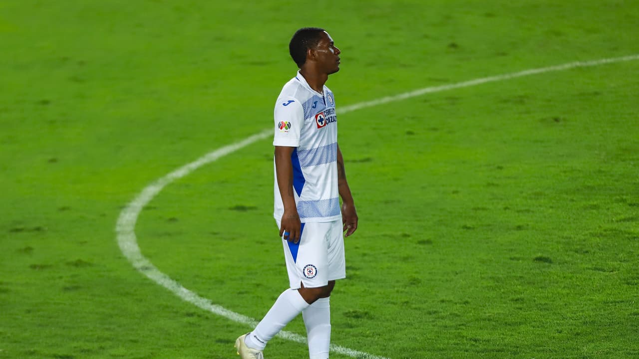 Angulo sufre lesión en calentamiento y Giménez toma su lugar