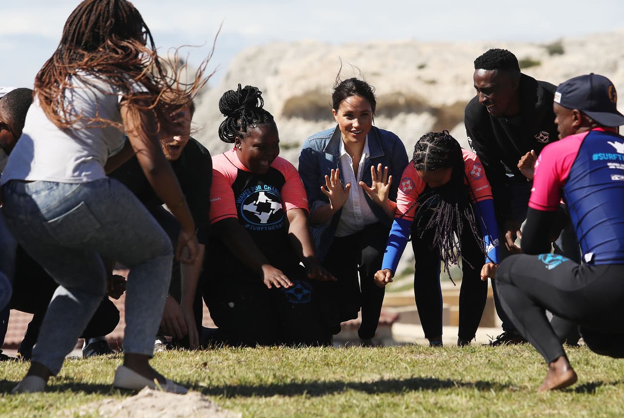 Según reseña este medio británico, expertos afirman que la falta de muestras de cariño por parte de los integrantes de la realeza británica en eventos oficiales se debe a que tratan de actuar profesionalmente, ya que técnicamente están trabajando, y siguen el precedente establecido por la reina Isabel.