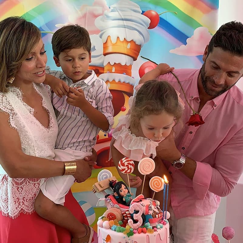 La pequeña de Satcha y Bruce este 2019 cumplió 3 años y la festejaron con una fiesta repleta de dulces y colores.