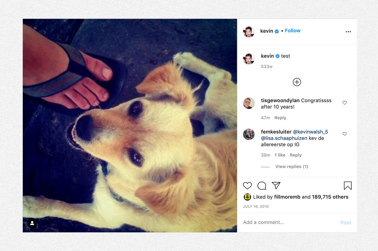 <b>La primera fotografía.</b> Instagram se desarrolló en principio como una aplicación de registro en ubicaciones geográficas, y la llaron 'Burbn’. En poco tiempo Kevin Systrom y Mike Kriege, sus creadores, se dieron cuenta del poder de las imágenes y reorientaron su idea hacia las fotografías. La primera publicación, una foto de un perro y un pie acompañada por la palabra ‘prueba’’, fue publicada por Systrom el 16 de julio 2010, unas semanas antes de la entrada de la aplicación en Apple Store.