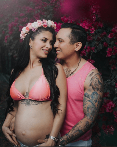 Edwin Luna y Kimberly Flores anunciaron en febrero de 2017, que estaban esperando a su primer hijo en común. La pareja ha salido adelante en su relación, a pesar de que cuando comenzaron ella fue señalada en redes sociales como la culpable de la separación del cantante de su anterior pareja, la actriz y conductora Alma Cero.