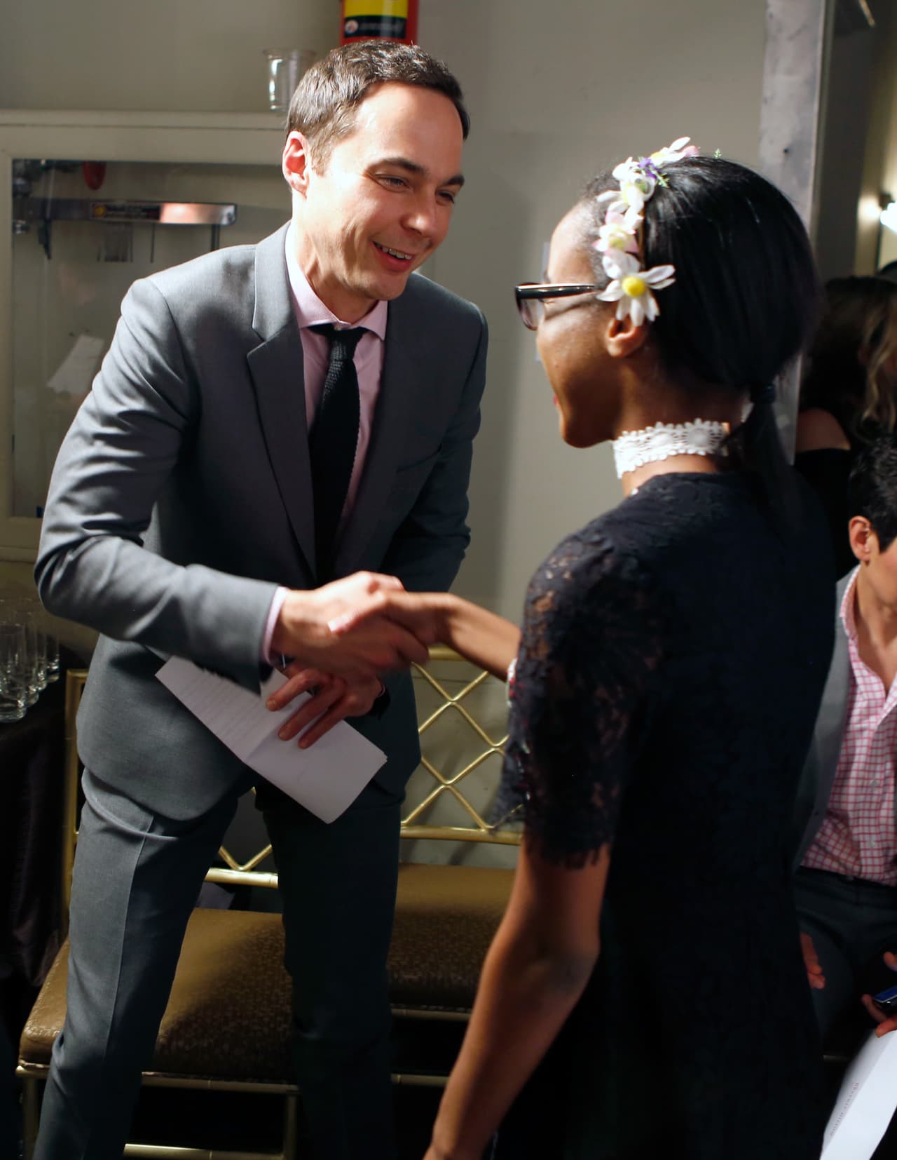 Jim Parsons saludando a varios chicos.