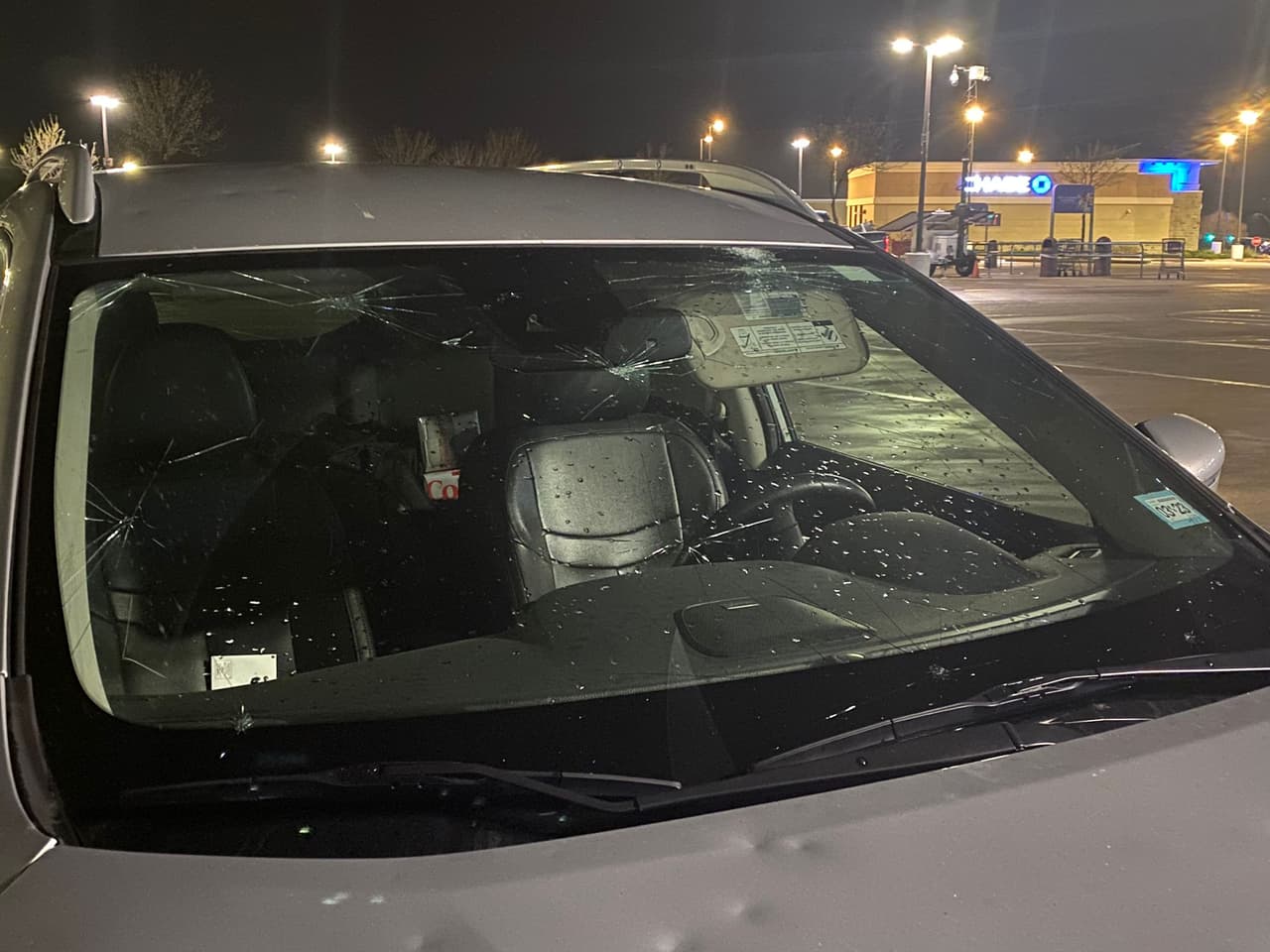 Autos dañados en Bartonville, Texas tras la caída de granizo.