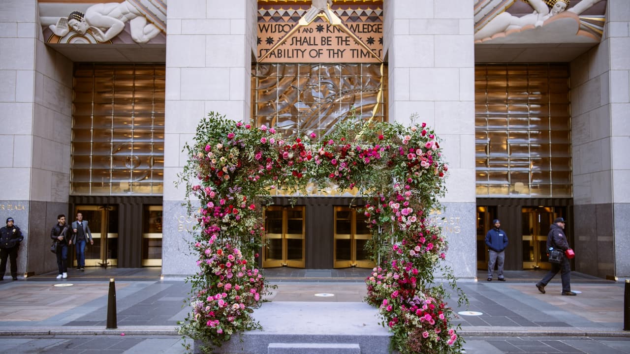 <b>El despliegue se llamó ‘Flower Flash’</b> y fue creación del florista 
<b>Lewis Miller, </b>reconocido precisamente por sus instalaciones de arte callejero bajo ese nombre.